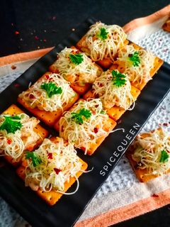 બિસ્કિટ કેનપેઝ (Biscuit canapes recipe in Gujarati) રેસીપી મુખ્ય ફોટો