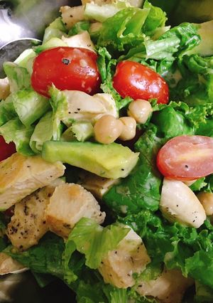 Hình của món Salad gà áp chảo.