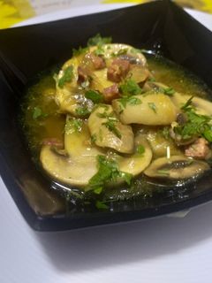 Una foto de Champiñones al albariño