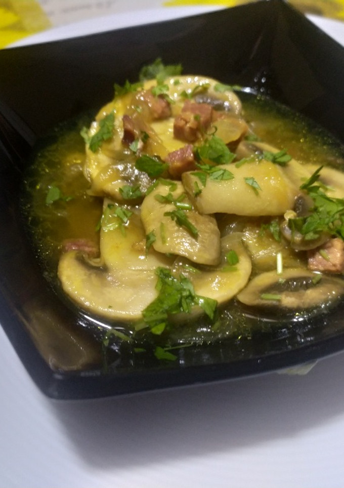 Una foto de Champiñones al albariño