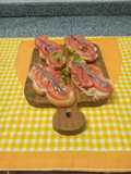 Pan tostado con tomate y anchoa