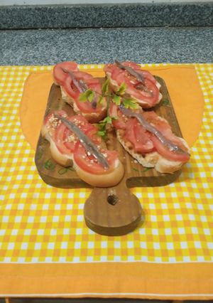 Una foto de Pan tostado con tomate y anchoa