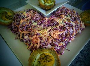 Una foto de Ensalada de repollo morado, zanahoria y queso parmesano!
