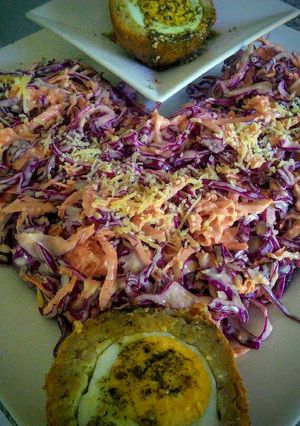 Una foto de Ensalada de repollo morado, zanahoria y queso parmesano!