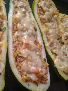 Una foto de Zapallos italianos rellenos (carne de pavo-arroz) 🍀