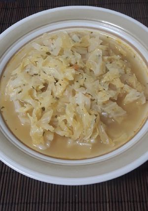 Una foto de Sopa de repollo y cilantro