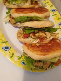 Una foto de Bocaditos de pollo con pan de queso