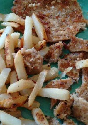 Una foto de Milanesa de res con patatas fritas. ॐ