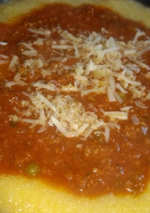 Una foto de Polenta con salsa 🤤