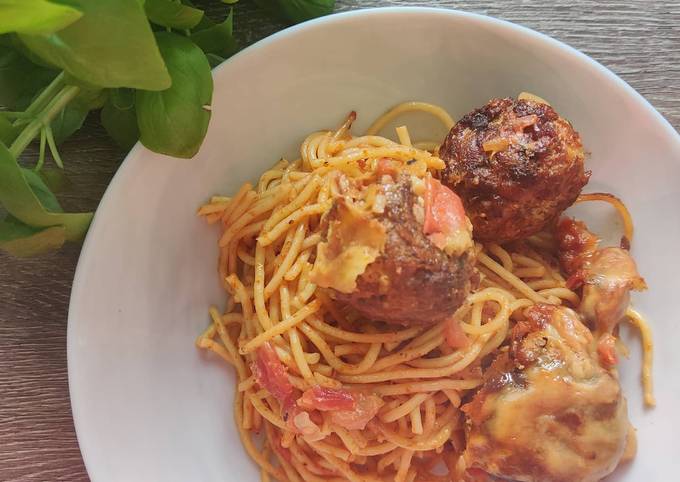 Gebackene Spaghetti mit Fleischbällchen