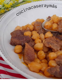 Una foto de Ternera con garbanzos -o callos falsos-