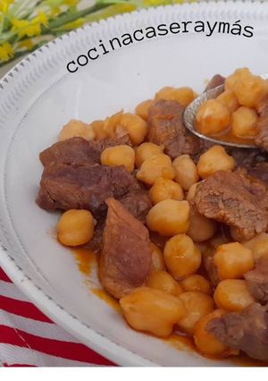 Una foto de Ternera con garbanzos -o callos falsos-