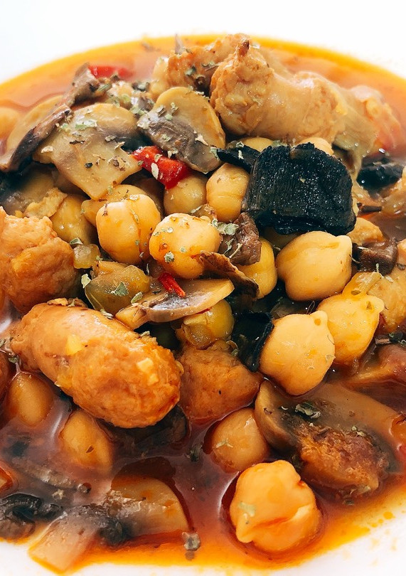 Una foto de Garbanzos con longanizas de pollo y setas