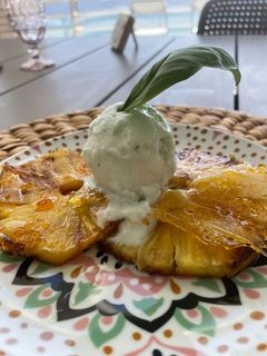 Una foto de Piña natural caramelizada con helado de mojito 😜