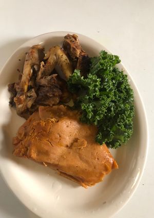 A picture of Moi moi with barbecue chicken n kale.