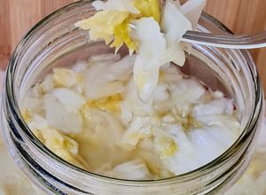 Una foto de Fermentado de akusai o col china 🥬 (entre el kimchi y el chucrut, mi fermentado) 🥬
