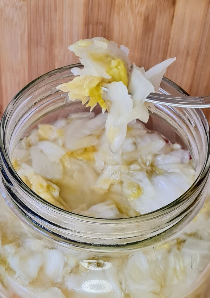 Una foto de Fermentado de akusai o col china 🥬 (entre el kimchi y el chucrut, mi fermentado) 🥬