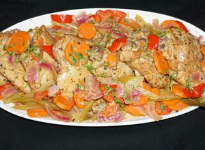 Una foto de Muslos de pollo y vegetales escabechados