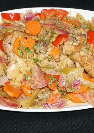 Una foto de Muslos de pollo y vegetales escabechados