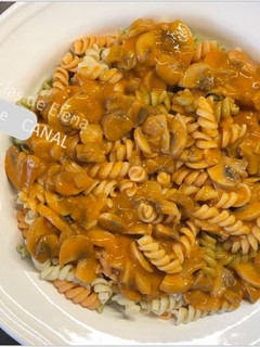 Una foto de Cremosa Salsa de Champiñones con Pimentón dulce
