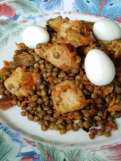Una foto de Ensalada de lentejas con pollo