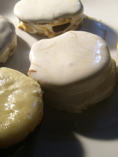 Una foto de Alfajores fáciles con dulce de leche, súper ricos. 💖