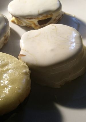 Una foto de Alfajores fáciles con dulce de leche, súper ricos. 💖