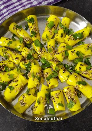 ખાંડવી (Khandvi Recipe In Gujarati) રેસીપી મુખ્ય ફોટો