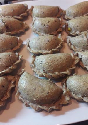 Una foto de Empanadas integrales y semillas rellenas de jurel y calabaza
