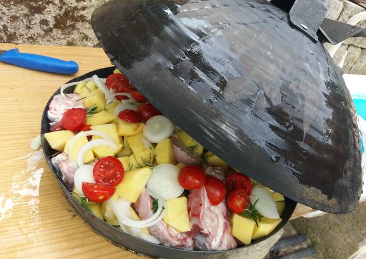 Agnello alla contadina in pentola bosniaca