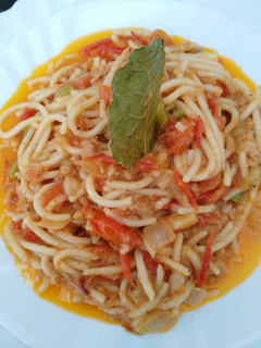 Una foto de Espaqueti con atún y tomate cherry