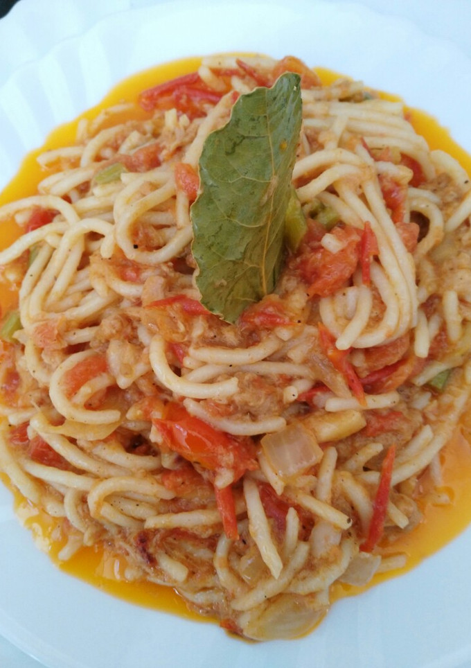 Una foto de Espaqueti con atún y tomate cherry