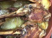Una foto de pierna de cabrito asada