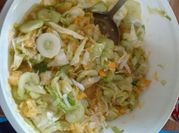 Una foto de ensalada de lechuga y mango