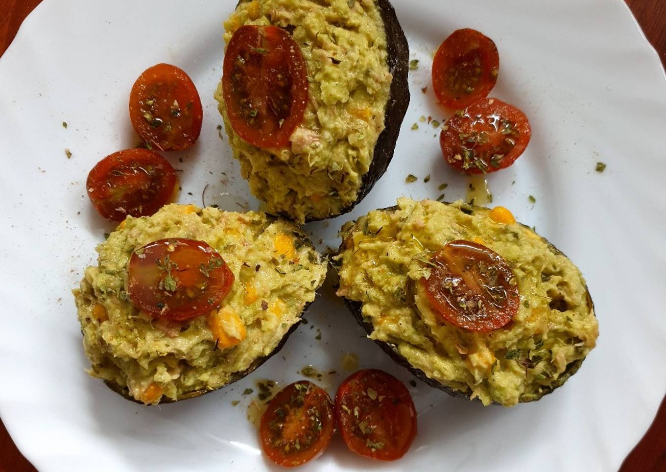 Aguacates rellenos de atún y maíz
