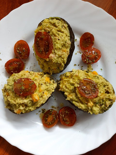 Una foto de Aguacates rellenos de atún y maíz