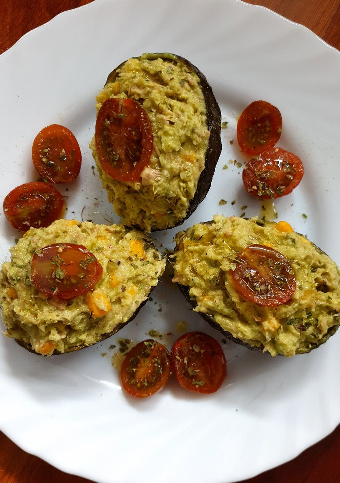 Una foto de Aguacates rellenos de atún y maíz