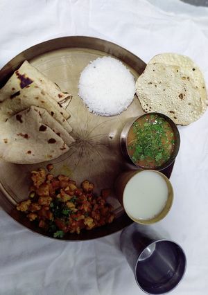 ગુજરાતી થાળી રેસીપી મુખ્ય ફોટો