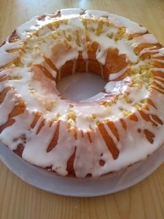 Una foto de Torta húmeda de naranja con glasé
