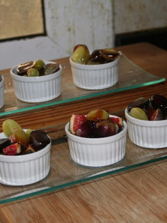 Una foto de Higos con uvas y caramelo