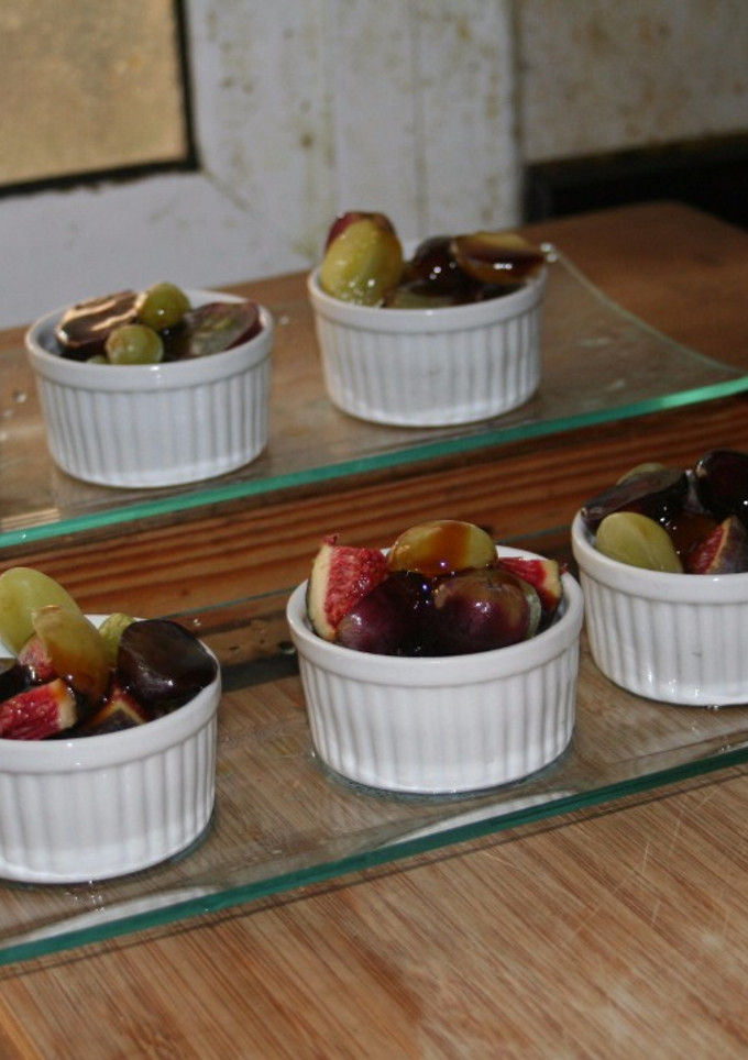 Una foto de Higos con uvas y caramelo
