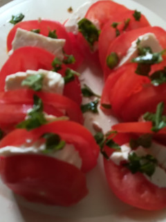 Una foto de Ensalada caprese a la mexicana. 🇲🇽