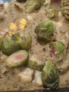 Una foto de Pastel de coliflor gratinado con pasta de berenjena (baba ganoush) y brucelas