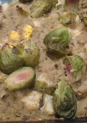 Una foto de Pastel de coliflor gratinado con pasta de berenjena (baba ganoush) y brucelas