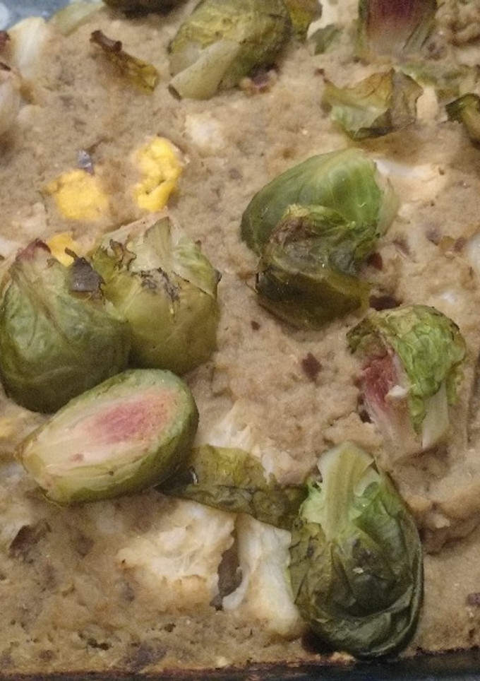 Una foto de Pastel de coliflor gratinado con pasta de berenjena (baba ganoush) y brucelas
