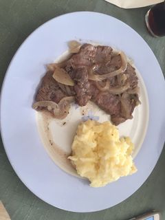 Una foto de Solomillo encebollado con puré de papas 🤗