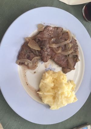 Una foto de Solomillo encebollado con puré de papas 🤗