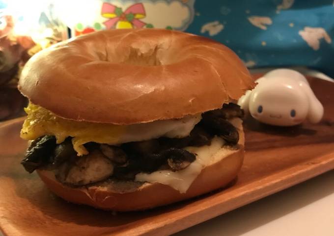 Fried Egg 🍳🥪Mushrooms 🍄 Melting Cheese Bagel🍩🍔