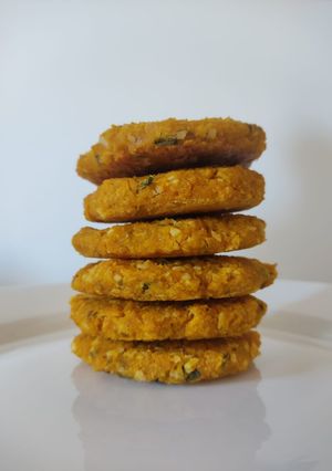 Una foto de Hamburguesas de garbanzo y zanahoria 🍔