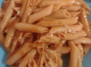 Una foto de macarrones con tomate y crema